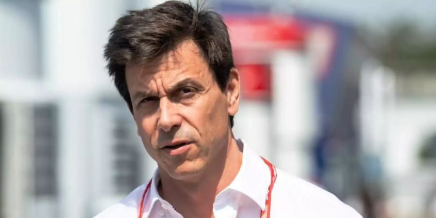 Toto Wolff, Motorsportchef des Mercedes-Teams, kommt ins Fahrerlager. Foto: Sebastian Gollnow/dpa