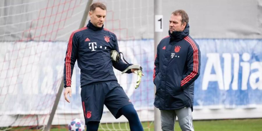 Könnten ab Herbst bei der Nationalmannschaft wieder aufeinandertreffen: Torwart Manuel Neuer (l) und Trainer Hansi Flick. Foto: Matthias Balk/dpa