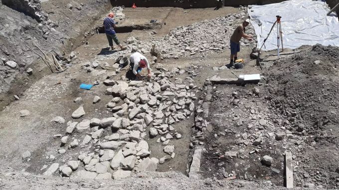 Auch im Kanton Uri wurden im Oktober 2020 die Überreste eines römischen Hauses mit angrenzender Strasse entdeckt. römische Strasse Uri