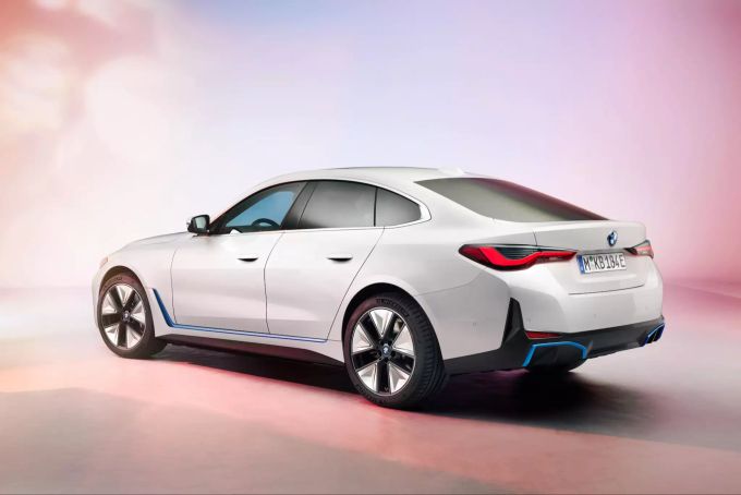 Die Gen5-Batterietechnik des BMW i4 ermöglicht eine flache Coupé-Silhouette trotz E-Antrieb 2021 BMW i4