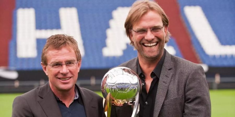 Jürgen Klopp (r), 2011 als BVB-Trainer, und Ralf Rangnick, damals Cheftcoach beim FC Schalke 04, bei der Pk zum Supercup. Foto: picture alliance / dpa