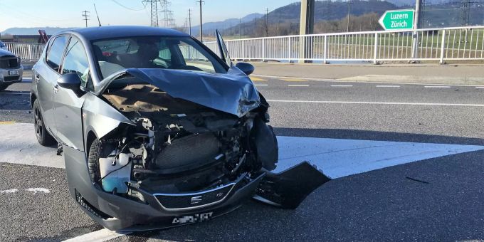 An den Fahrzeugen entstand Sachschaden. Unfall bilten