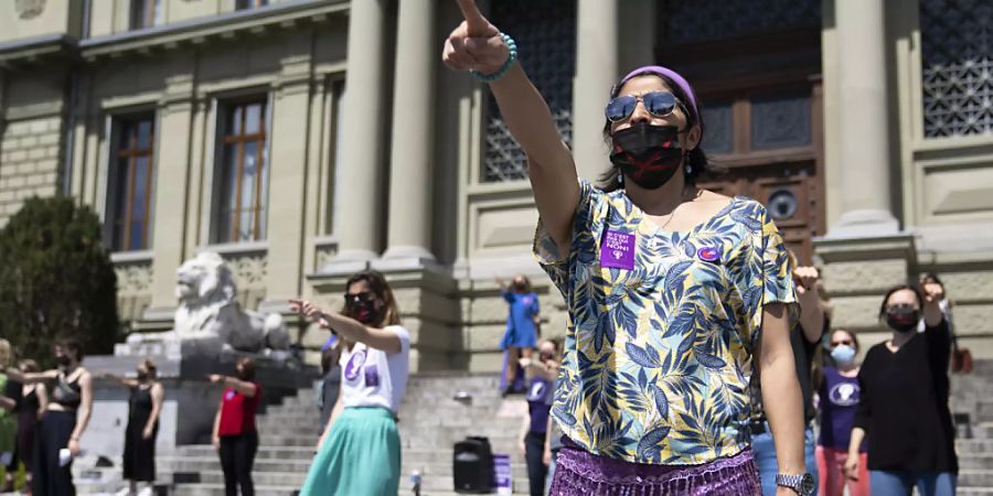 Etwa 50 Aktivisten des «Feministischen Streiks» versammelten sich am Samstag in Lausanne.