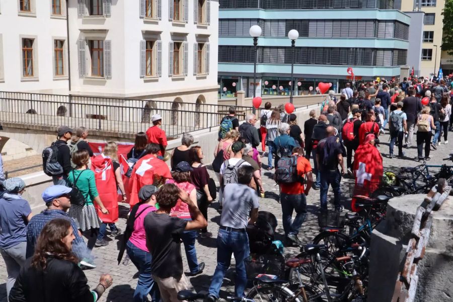 Gegen 14 Uhr sind es bereits mehrere hundert Demonstranten.