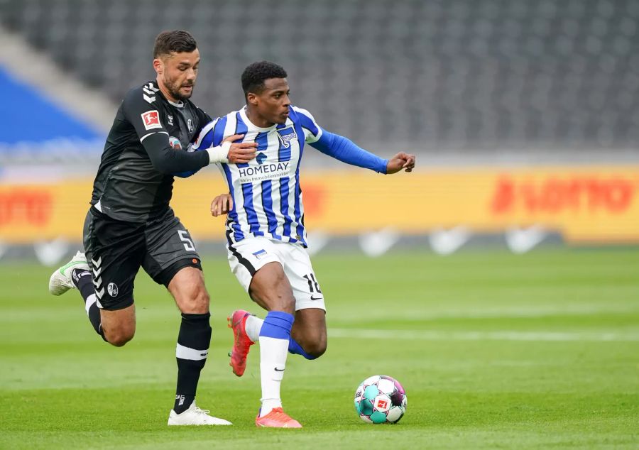 Freiburgs Abwehrspieler Manuel Gulde und Herthas Mittelfeldspieler Javairo Dilrosun. Die Berliner überzeugen in der ersten Hälfte mit einer gnadenlosen Effizienz.