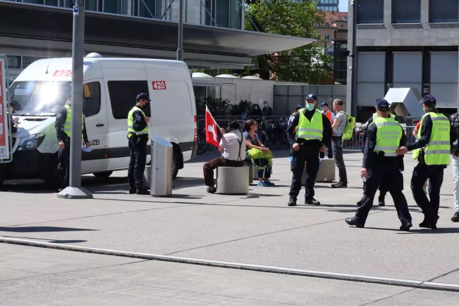 Erste Schweizer Fahnen sind auch schon zu sehen.