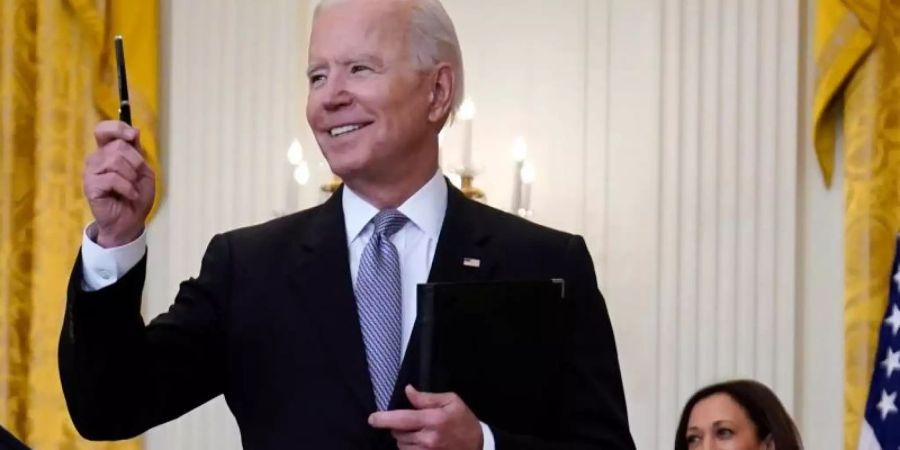 US-Präsident Biden (l) und Vizepräsidentin Harris legen ihre Steuerunterlagen offen. Foto: Evan Vucci/AP/dpa
