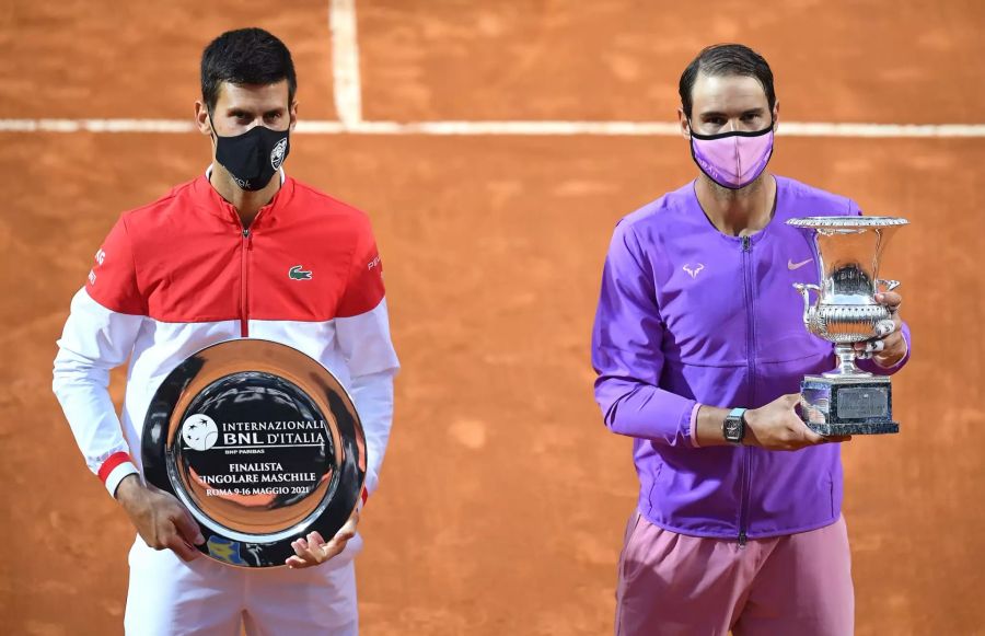 Rafael Nadal (r) und Novak Djokovic (l) nach dem Spiel.