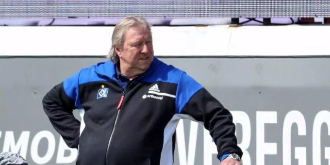 Horst Hrubesch und der HSV vergaben in Osnabrück die letzte Aufstiegschance. Foto: Friso Gentsch/dpa Horst Hrubesch und der HSV vergaben in Osnabrück die letzte Aufstiegschance. Foto: Friso Gentsch/dpa