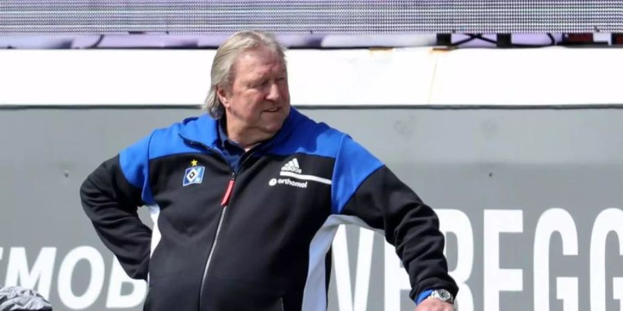 Horst Hrubesch und der HSV vergaben in Osnabrück die letzte Aufstiegschance. Foto: Friso Gentsch/dpa