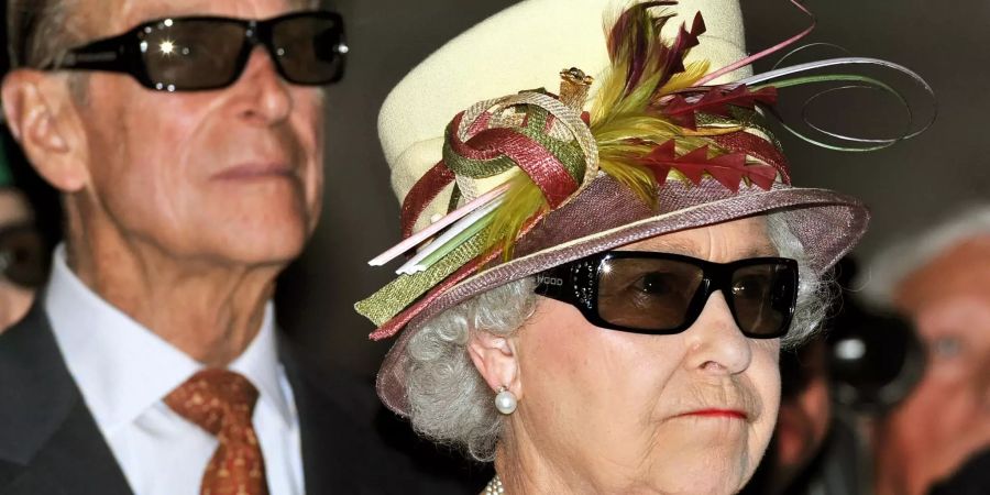 2010 in London: Die Queen und Philip tragen 3D-Brillen in den Pinewood Studios.