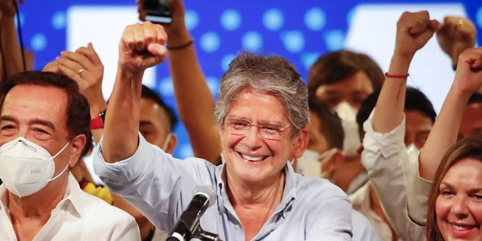 Guillermo Lasso spricht nach der Stichwahl zu seinen Anhängern. Guillermo Lasso
