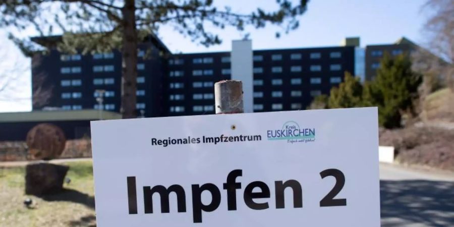 Ein Schild weist auf das Impfzentrum des Kreies Euskirchen hin. (Archivbild). Foto: Federico Gambarini/dpa