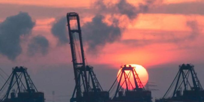 Sonnenuntergang hinter den Containerbrücken des HHLA Containerterminal Tollerort in Hamburg. Die Corona-Krise reisst tiefe Löcher in den Staatshaushalt. Foto: picture alliance / Christian Charisius/dpa Sonnenuntergang hinter den Containerbrücken des HHLA Containerterminal Tollerort in Hamburg. Die Corona-Krise reisst tiefe Löcher in den Staatshaushalt. Foto: picture alliance / Christian Charisius/dpa