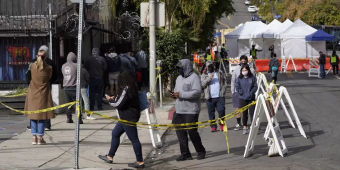 Menschen stehen in Los Angeles, Kalifornien, bei einem Walk-In-Testzentrum an, um auf das Coronavirus getestet zu werden. Coronavirus Kalifornien
