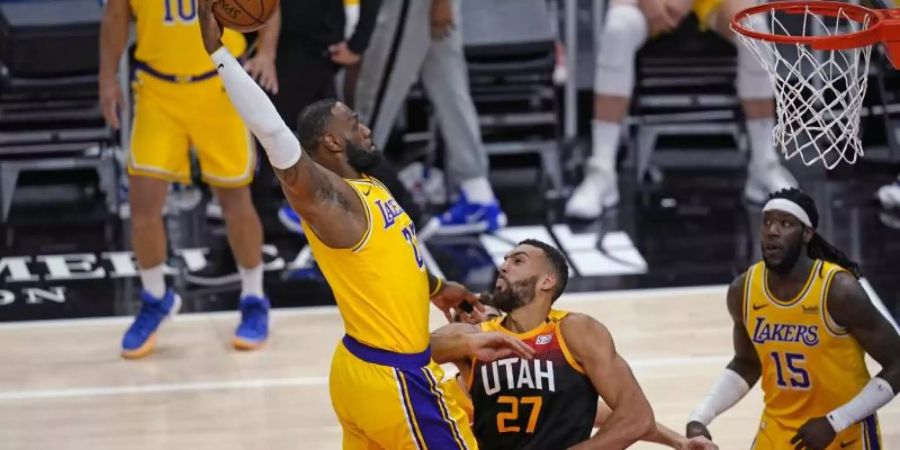 Superstar LeBron James (l) musste mit den Los Angeles Lakers eine weitere Niederlage hinnehmen. Foto: Rick Bowmer/AP/dpa