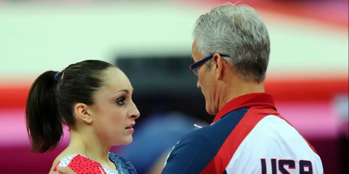 Die US-Turnerin Jordyn Wieber im Gespräch mit dem früheren Turn-Trainer John Geddert an den Olympischen Spielen in London im Jahr 2012 (Archiv). Jordyn Wieber John Geddert