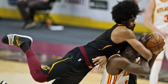 Was für ein Wahnsinns-Spiel. Mehr als Mittendrin: Schweizer Clint Capela (26). Hier verteidigt er den Ball. Atlanta Hawks