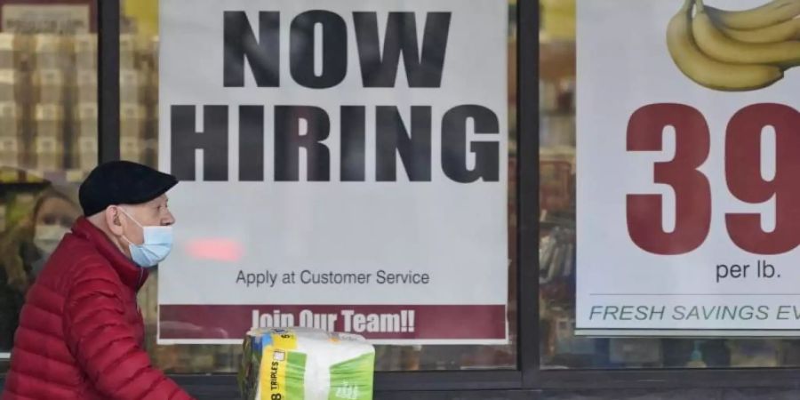 Auf dem Arbeitsmarkt in den USA geht es langsam wieder aufwärts. Foto: Tony Dejak/AP/dpa/Symbolbild