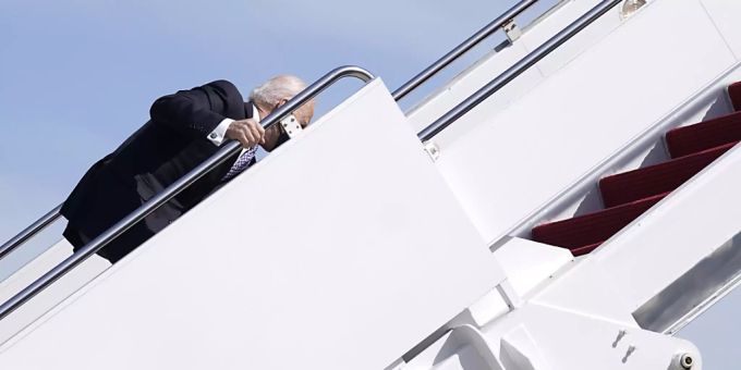 Joe Biden, Präsident der USA, hält sich am Geländer der Gangway fest, nachdem er beim Einsteigen in die Air Force One auf der Treppe gestolpert ist. Foto: Patrick Semansky/AP/dpa Joe Biden, Präsident der USA, hält sich am Geländer der Gangway fest, nachdem er beim Einsteigen in die Air Force One auf der Treppe gestolpert ist. Foto: Patrick Semansky/AP/dpa