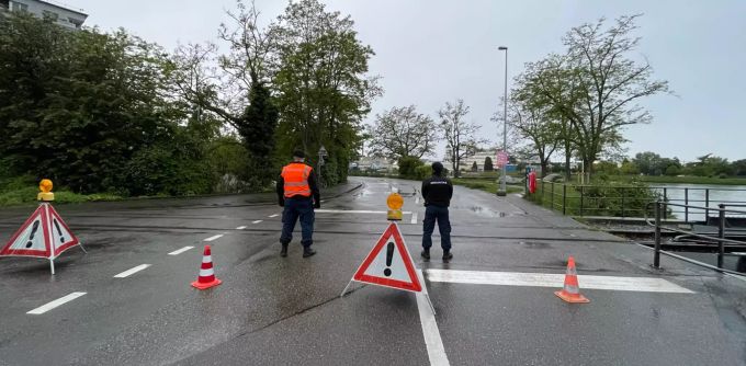 Die Einfahrt zur Uferstrasse wird von der Securitas bewacht. Uferstrasse Basel
