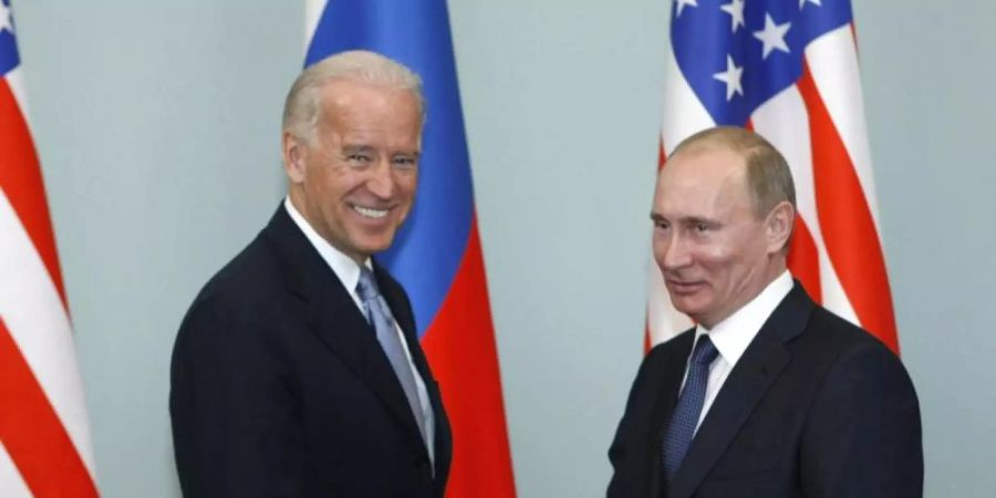 Joe Biden (l), damaliger Vizepräsident der USA, gibt Wladimir Putin, Präsident von Russland, die Hand. Der russische Präsident hat einem Gipfeltreffen mit seinem US-Kollegen zugestimmt. Foto: Alexander Zemlianichenko/AP/dpa