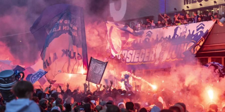 In Luzern feierten am Pfingstmontagabend rund 10'000 Personen den Cup-Sieg des FC Luzerns.