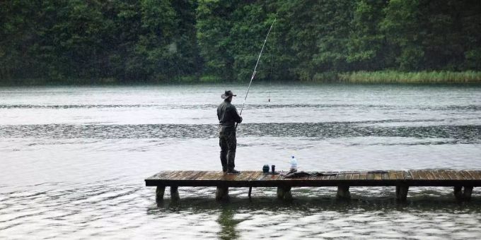 Ein Angler beim Fischen. (Symbolbild) Angler