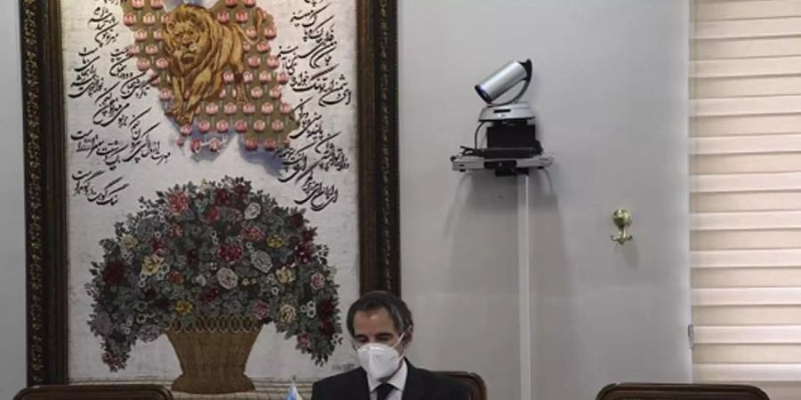 Der Generaldirektor der Internationalen Atomenergiebehörde IAEA, Rafael Mariano Grossi, spricht bei einem Treffen mit dem iranischen Atomchef Salehi. Foto: Uncredited/Atomic Energy Organization of Iran/AP/dpa