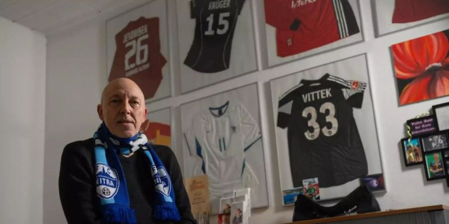 Gilt als Kenner des slowakischen Fussballs: Der mittelfränkische Unternehmer Peter Hammer trägt einen Schal des FC Nitra. Foto: Nicolas Armer/dpa