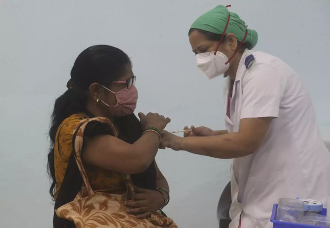 Eine Spitalmitarbeiterin in Mumbai erhält eine Impfung gegen Covid-19. Corona-Impfung