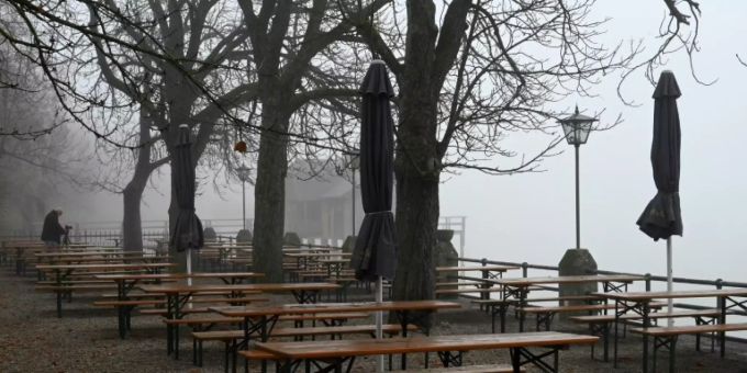 Trübe Biergartenstimmung im November am Ammersee Trübe Biergartenstimmung im November am Ammersee
