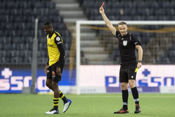 Schiedsrichter Alain Bieri stellt Mohamed Ali Camara von YB vom Platz. YB