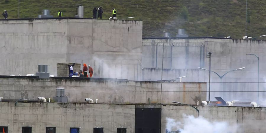 Tränengas steigt aus Teilen eines Gefängnisses in der Stadt Cuenca auf, in dem ein Häftlingsaufstand ausbrach. Bei mehreren Gefangenenmeutereien in Ecuador sind Dutzende Menschen ums Leben gekommen. Foto: Marcelo Suquilanda/AP/dpa