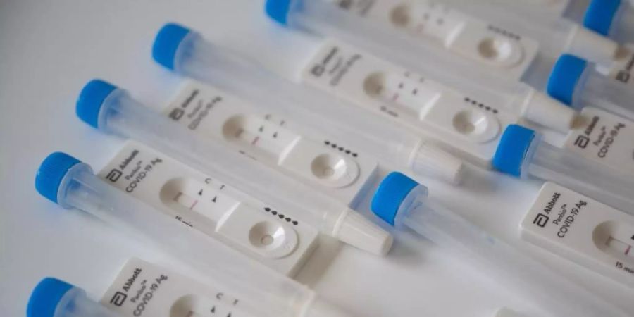Schnelltests in einer Teststation im baden-württembergischen Sindelfingen. Foto: Sebastian Gollnow/dpa