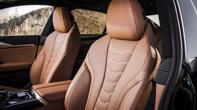 Edles Leder aus der hauseigenen Sattlerei gehört bei einem Alpina zum guten Ton Alpina B8 Gran Coupé