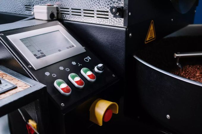 Beim industriellen Röstverfahren veredelt der Röster die Kaffeebohnen in nur wenigen Minuten. Kaffeeröstung.