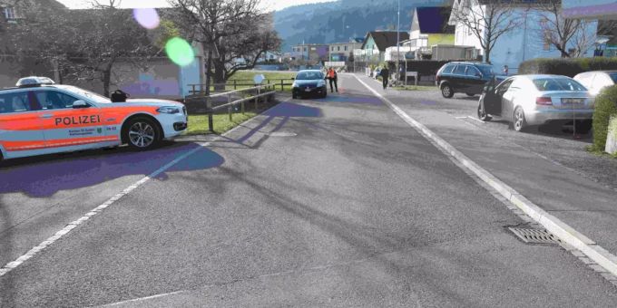 Beim Überqueren der Dorfstrasse ist ein 8-jähriges Kind von einem Auto angefahren worden.