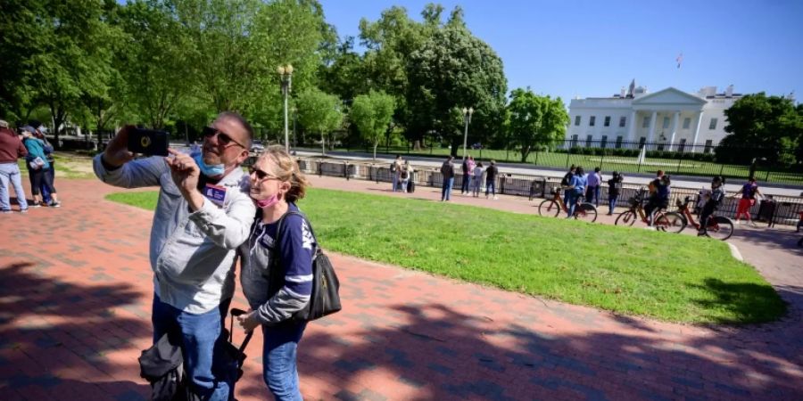 Besucher am wieder geöffneten Park am Weissen Haus