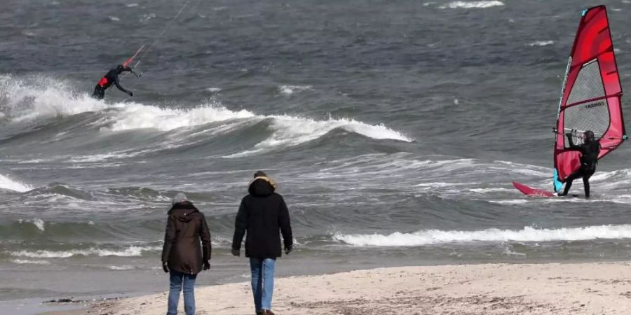 Sturmböen sorgen für eine aufgewühlte Ostsee vor der Halbinsel Fischland in Mecklenburg-Vorpommern. Foto: Bernd Wüstneck/dpa-Zentralbild/dpa