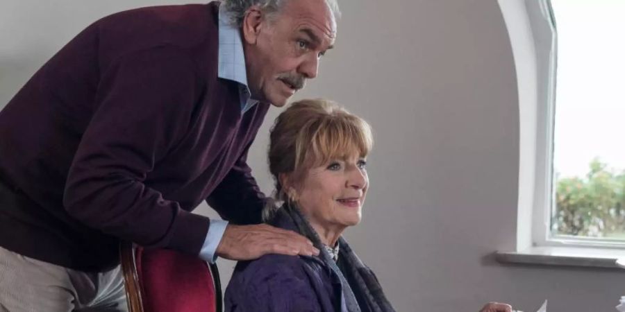 Robert Hofstetter (Christian Kohlund) kümmert sich liebevoll um das Frühstück für Inas Tante Marion Pless (Hannelore Hoger). Foto: Manju Sawhney/ZDF/dpa