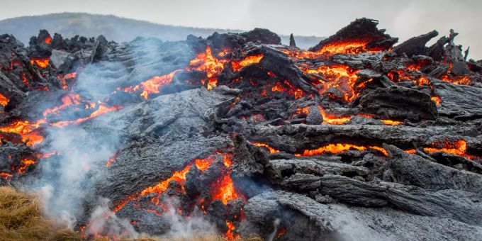 Nahe des Piton de la Fournaise verunglückten zwei Wanderer. Der Vulkan bricht vergleichsweise oft aus. Vulkan