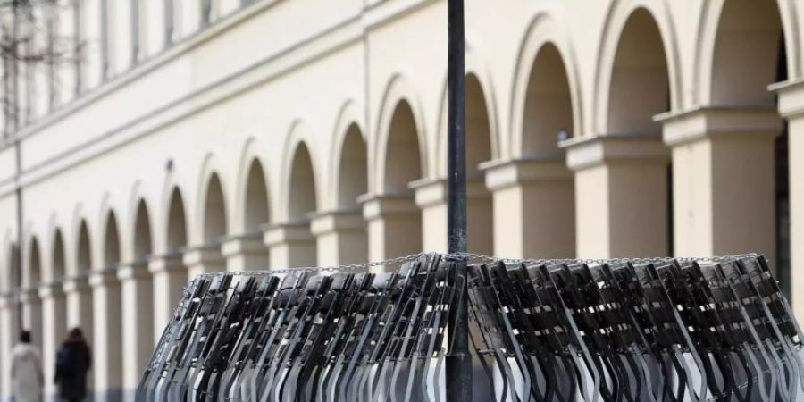 In einer Umfrage des Meinungsforschungsinstituts YouGov sprachen sich nur 30 Prozent dafür aus, die Einschränkungen zur Kontaktvermeidung wieder auszuweiten. Foto: Tobias Hase/dpa