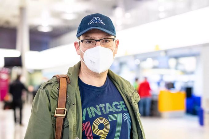 Kevin Burgess, Fluggast mit Reiseziel Mallorca, steht im Flughafen Hannover-Langenhagen. Coronavirus