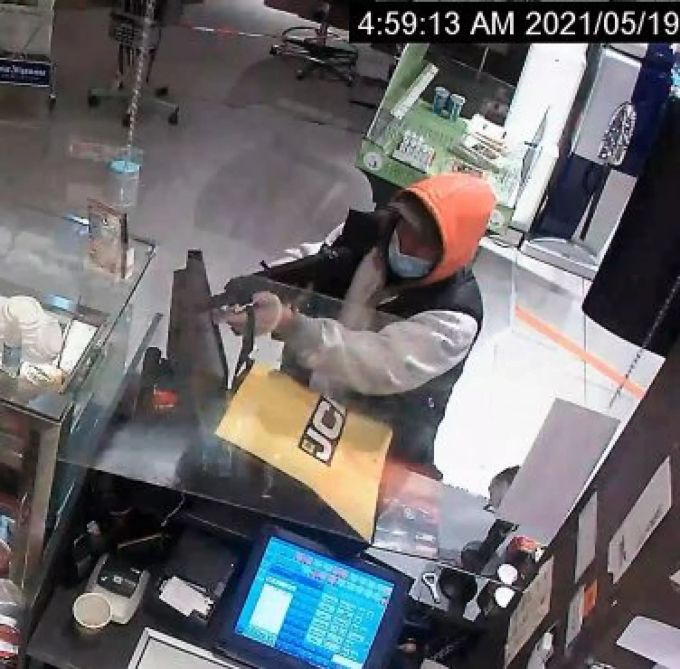 Der Räuber bedrohte die Angestellte mit einer Schusswaffe. Tankstelle räuber