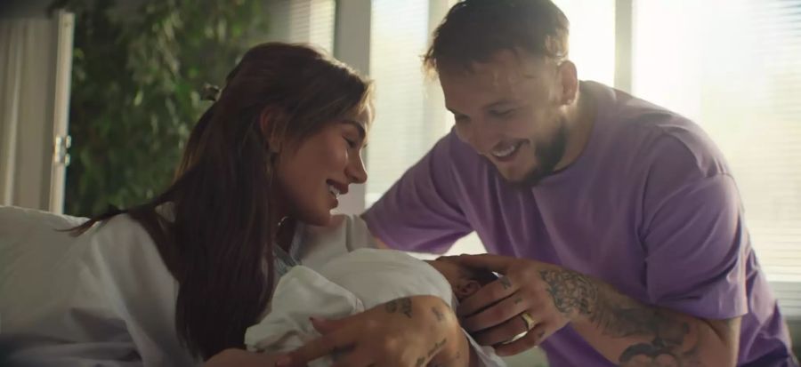 Loredana und Mozzik mit ihrem Baby im «Rosenkrieg»-Musikvideo.