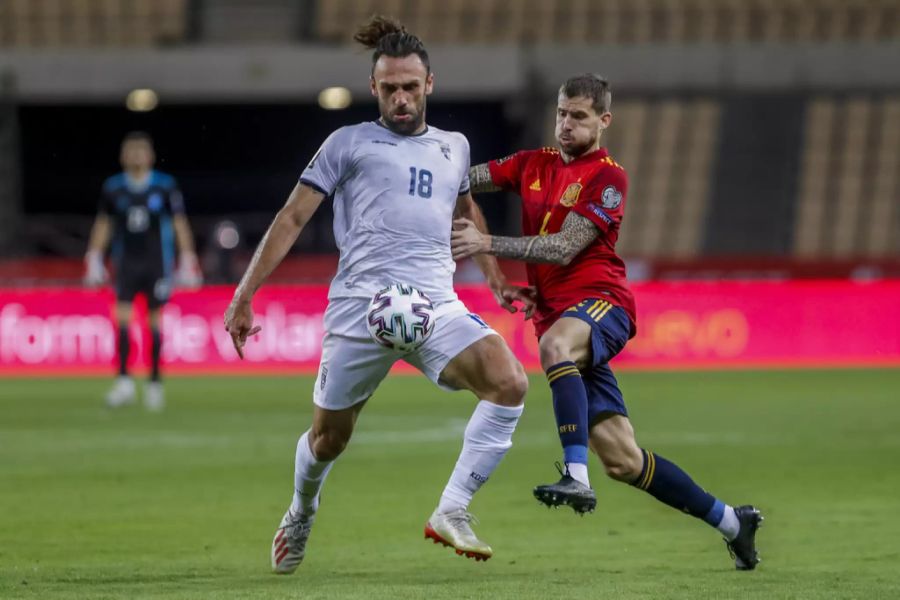 Vedat Muriqi (l.) vom Kosovo im Duell mit Spaniens Inigo Martinez (r.).