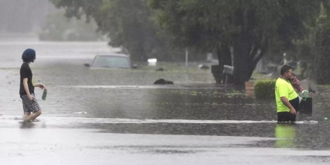 Überflutete Strassen in Windsor. Seit dem Wochenende wurden vor allem nördlich von Sydney Menschen in Sicherheit gebracht. Foto: Rick Rycroft/AP/dpa Überflutete Strassen in Windsor. Seit dem Wochenende wurden vor allem nördlich von Sydney Menschen in Sicherheit gebracht. Foto: Rick Rycroft/AP/dpa