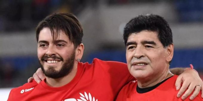 Maradona (r) 2016 mit seinem Sohn Diego Maradona Jr. bei einem Benefizspiel. Diego Maradona