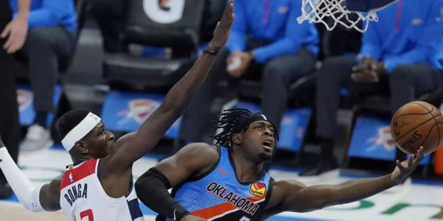 Washingtons Isaac Bonga (l) versucht Oklahoma Luguentz Dort zu stoppen. Foto: Sue Ogrocki/AP/dpa